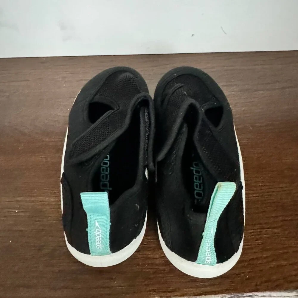SPEEDO Unisex Double Velcro Water Shoes. Color: black/blue